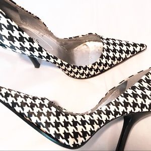 Guess black and white point toe heel